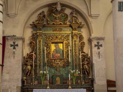 Il secondo invece, l��altare di Costantinopoli�, custodisce l�icona della Madonna di Costantinopoli in una rara raffigurazione: il seno nudo � in vista, mentre la madre � intenta ad allattare il bambino
